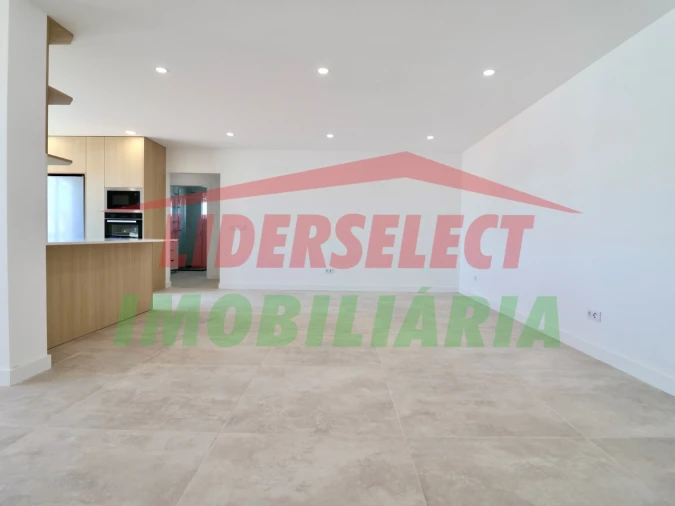 Apartamento T2 para Venda em Santa Maria, São Pedro e Matacães Foto 2