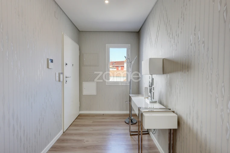 Apartamento T5 para Venda em Sacavém e Prior Velho Foto 2