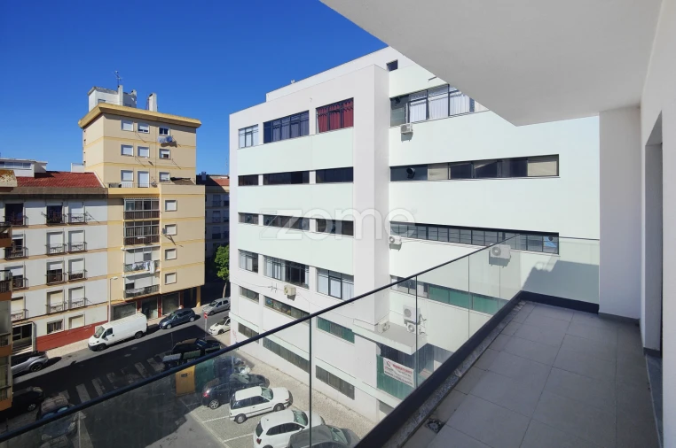 Apartamento T5 para Venda em Sacavém e Prior Velho Foto 47