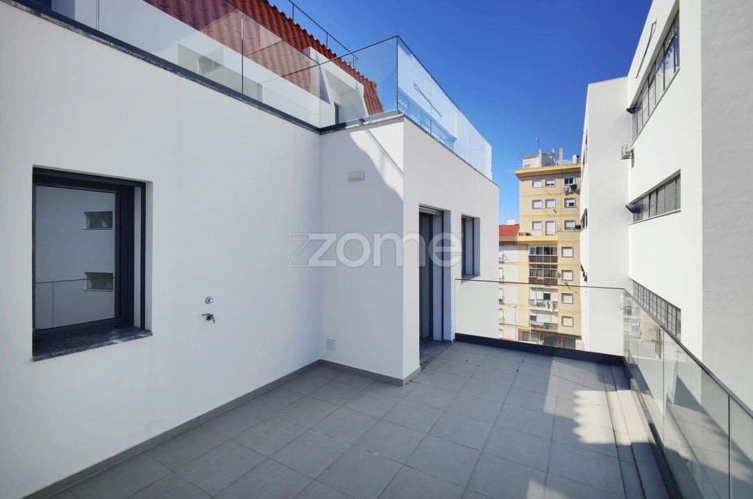 Apartamento T5 para Venda em Sacavém e Prior Velho Foto 39