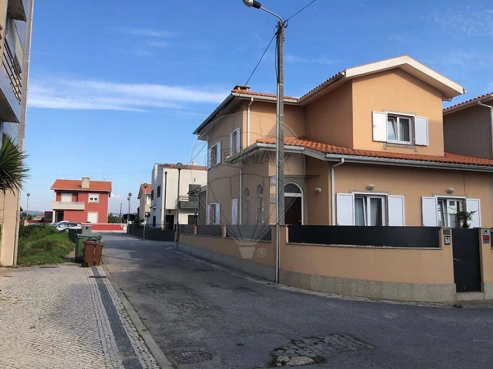 Moradia T4 para Venda em Aver-O-Mar, Amorim e Terroso Foto 1