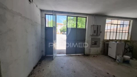 Armazém para Venda em Avelãs de Ambom e Rocamondo