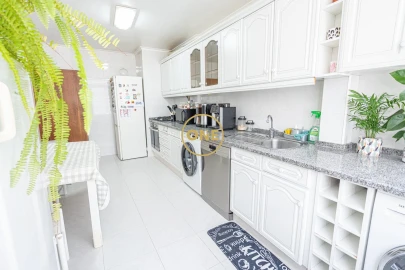 Apartamento T2 para Venda em Santo António dos Cavaleiros e Frielas