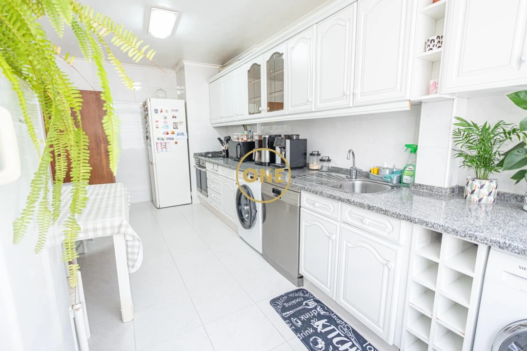 Apartamento T2 para Venda em Santo António dos Cavaleiros e Frielas Foto 1
