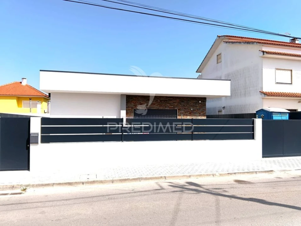 Moradia T4 para Venda em Fernao Ferro Foto 1