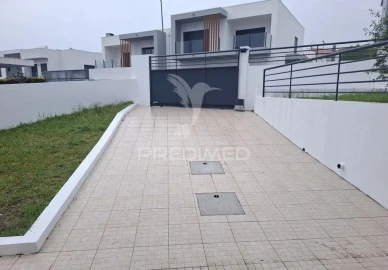 Moradia T5 para Venda em Laranjeiro e Feijó