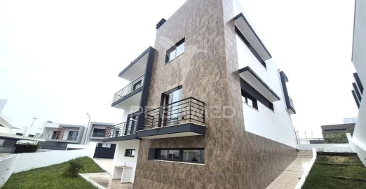 Moradia T5 para Venda em Laranjeiro e Feijó