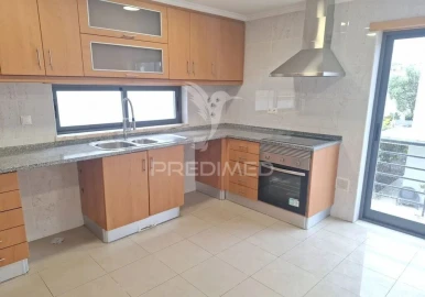 Moradia T5 para Venda em Laranjeiro e Feijó