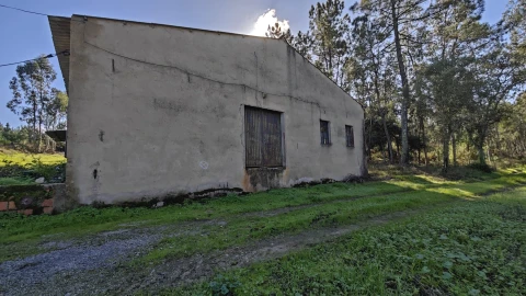 Armazém para Venda em Vilarinho do Bairro