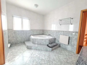 Moradia T6 para Venda em Rio Mau e Arcos