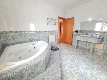 Moradia T6 para Venda em Rio Mau e Arcos