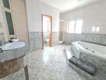 Moradia T6 para Venda em Rio Mau e Arcos