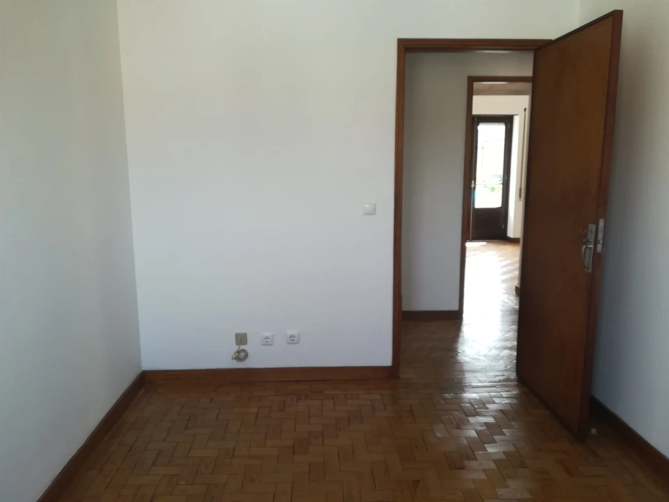 Apartamento T4 para Venda em Santo Antonio dos Olivais Foto 40