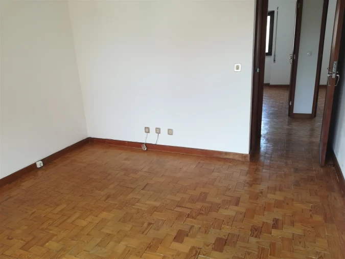 Apartamento T4 para Venda em Santo Antonio dos Olivais Foto 28