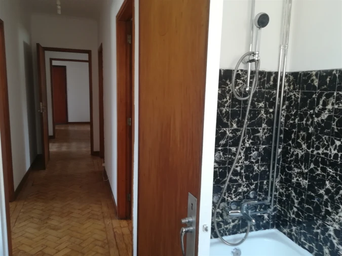 Apartamento T4 para Venda em Santo Antonio dos Olivais Foto 30
