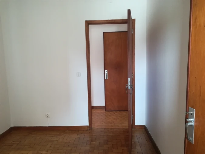 Apartamento T4 para Venda em Santo Antonio dos Olivais Foto 24