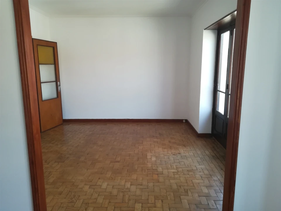 Apartamento T4 para Venda em Santo Antonio dos Olivais Foto 3