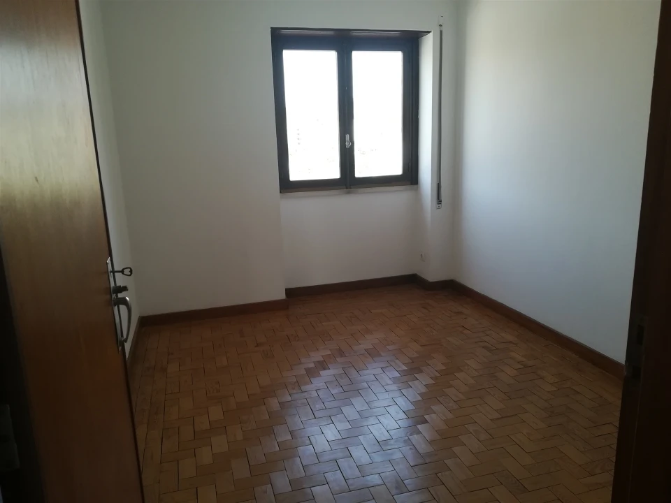 Apartamento T4 para Venda em Santo Antonio dos Olivais Foto 35