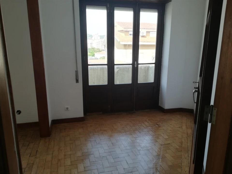 Apartamento T4 para Venda em Santo Antonio dos Olivais Foto 4