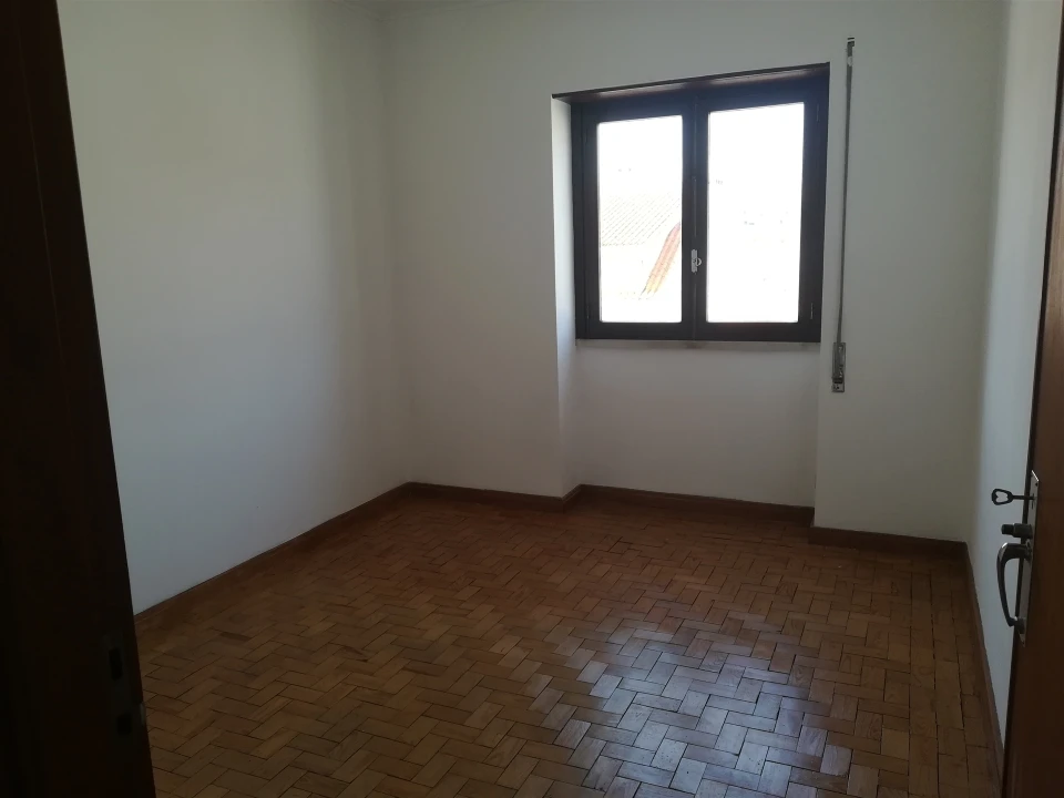 Apartamento T4 para Venda em Santo Antonio dos Olivais Foto 33