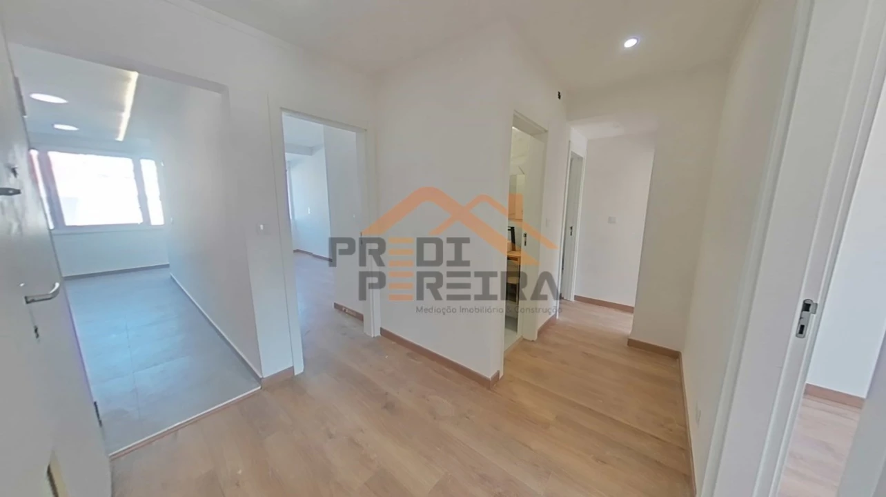 Apartamento T3 para Venda em Santo António dos Cavaleiros e Frielas Foto 4