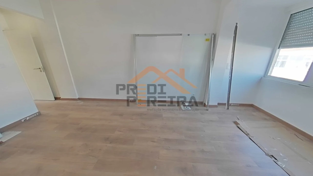 Apartamento T3 para Venda em Santo António dos Cavaleiros e Frielas Foto 18