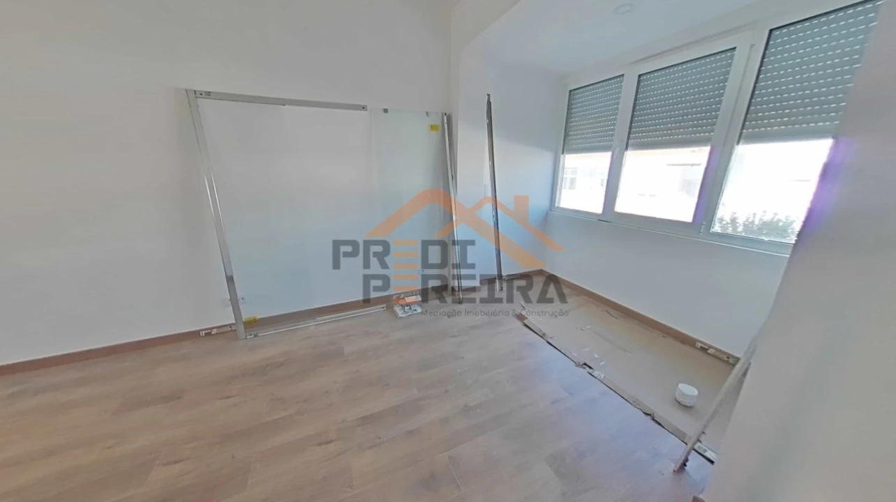 Apartamento T3 para Venda em Santo António dos Cavaleiros e Frielas Foto 21