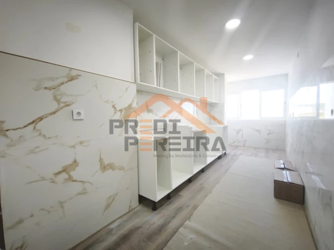 Apartamento T3 para Venda em Santo António dos Cavaleiros e Frielas Foto 3