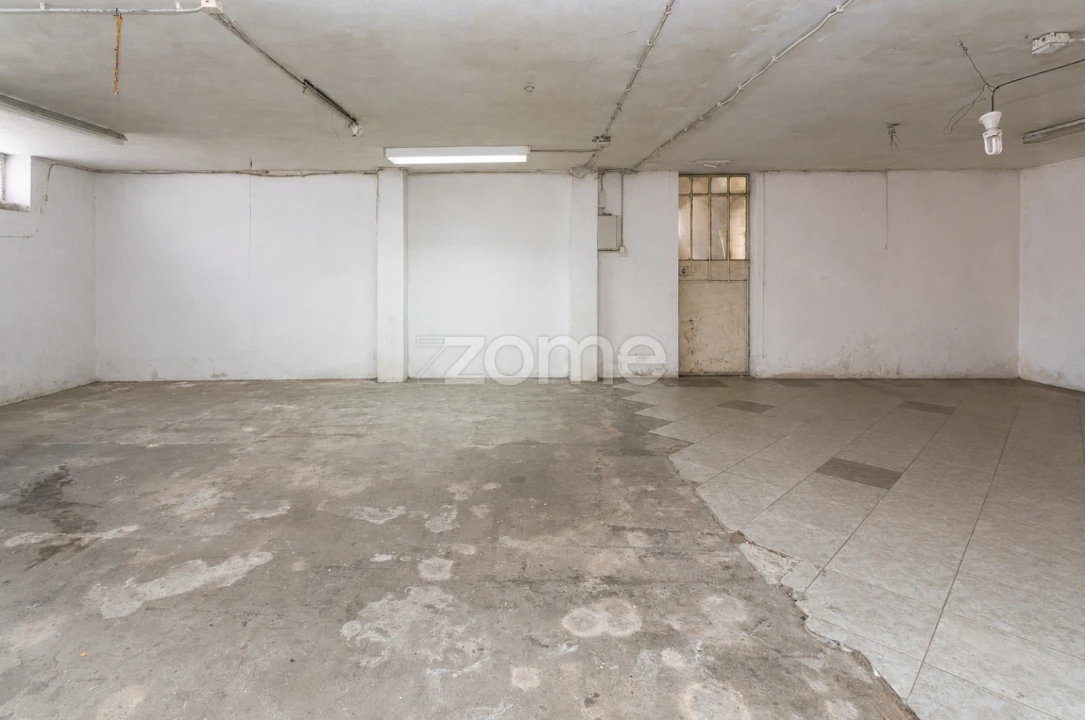 Terreno Comércio / Armazém para Venda em Campanhã Foto 1