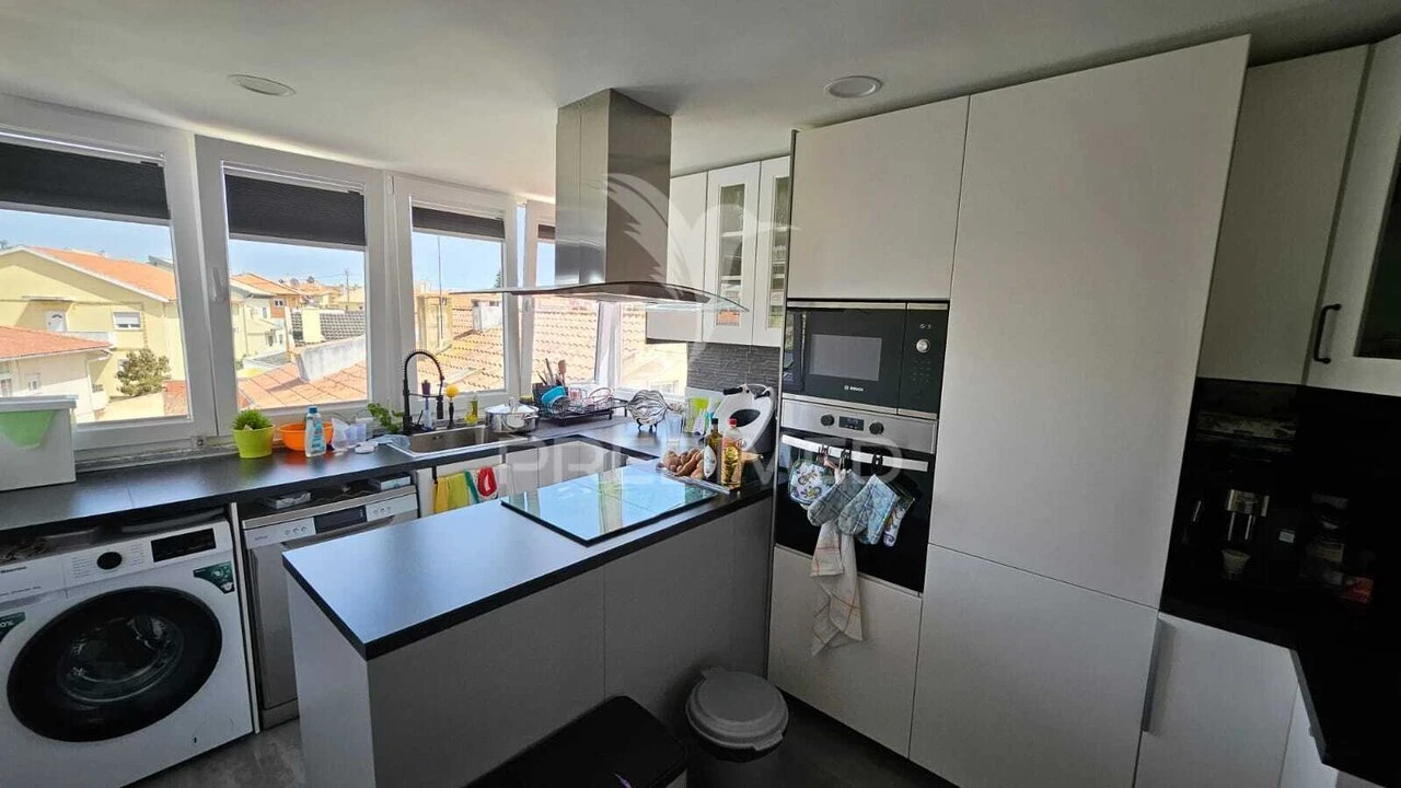 Apartamento T2 para Venda em Carcavelos e Parede Foto 3