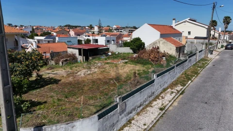 Moradia T3 para Venda em Charneca de Caparica e Sobreda