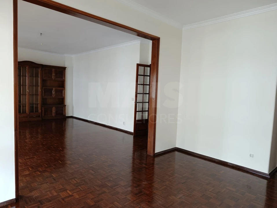 Apartamento T3 para Arrendamento em São Domingos de Benfica Foto 6