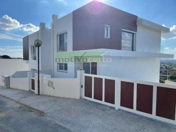 Moradia T3 para Venda em Almargem do Bispo, Pêro Pinheiro e Montelavar