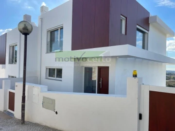 Moradia T3 para Venda em Almargem do Bispo, Pêro Pinheiro e Montelavar