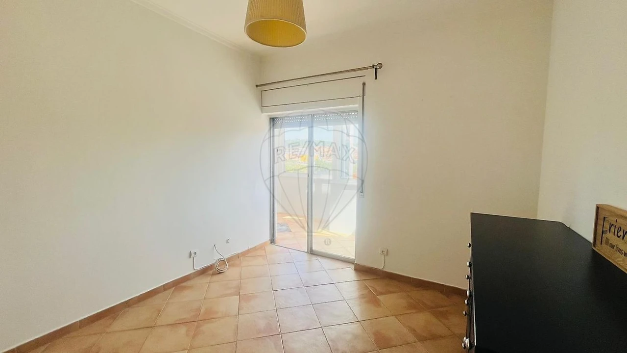 Apartamento T1 para Arrendamento em Campolide Foto 2