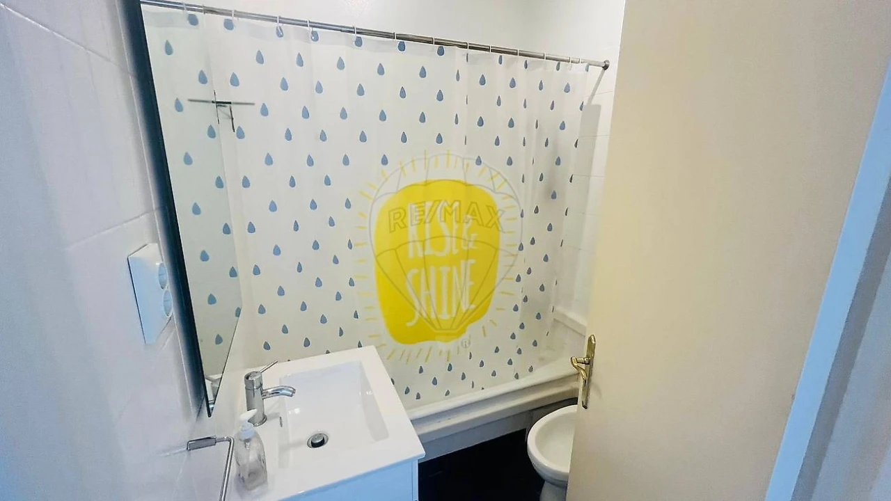 Apartamento T1 para Arrendamento em Campolide Foto 6