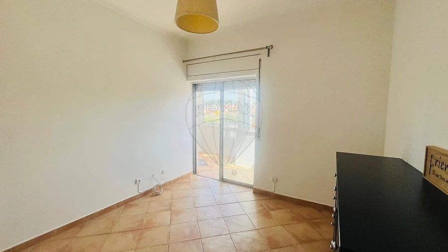 Apartamento T1 para Arrendamento em Campolide Foto 2
