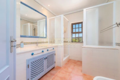 Moradia T4 para Venda em Santa Barbara de Nexe