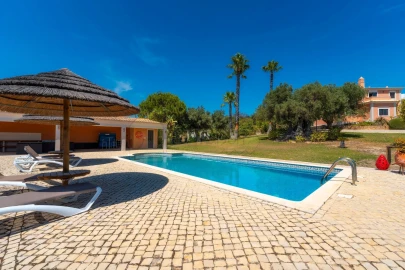 Moradia T4 para Venda em Santa Barbara de Nexe