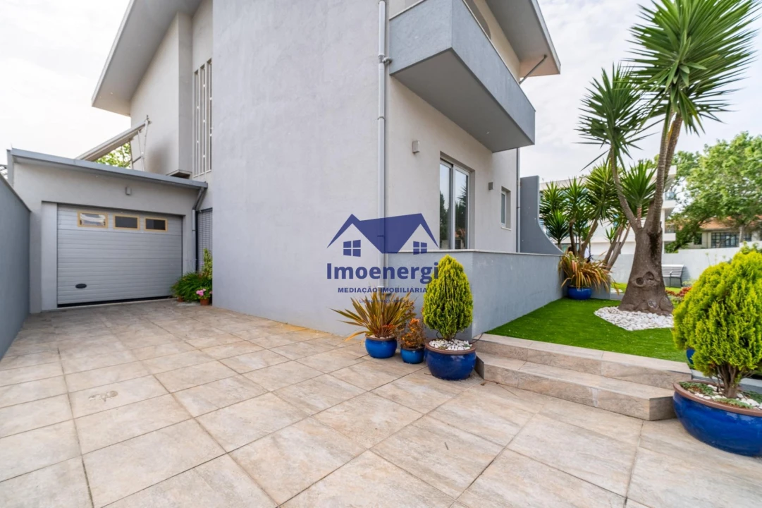 Moradia T4 para Venda em Arvore Foto 4
