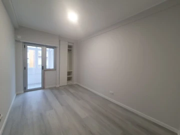 Apartamento T2 para Venda em Oeiras e São Julião da Barra, Paço de Arcos e Caxias