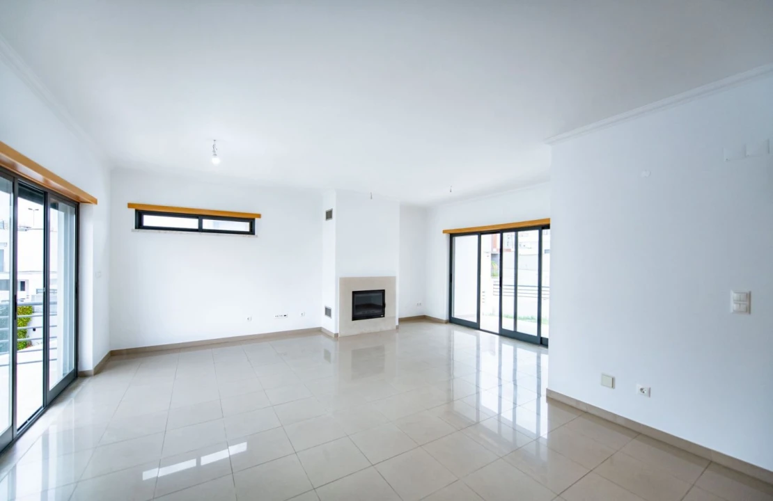 Moradia T5 para Venda em Laranjeiro e Feijó Foto 2