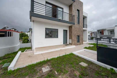 Moradia T5 para Venda em Laranjeiro e Feijó