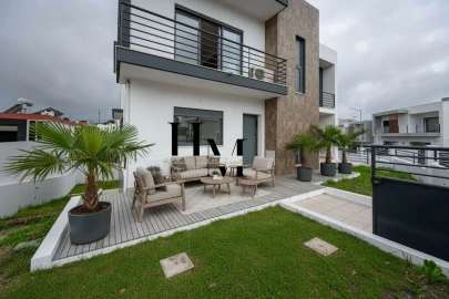 Moradia T5 para Venda em Laranjeiro e Feijó