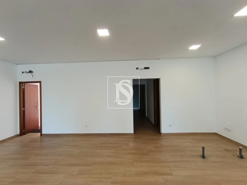 Loja para Arrendamento em Balugães Foto 11