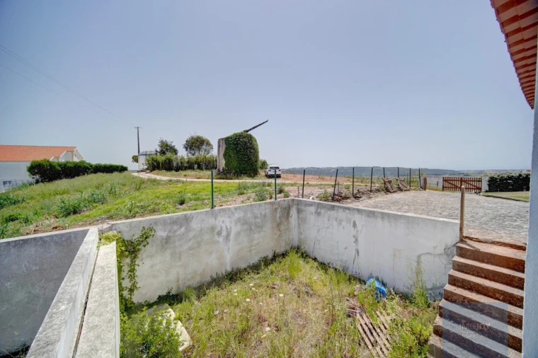 Moradia T2 para Venda em Encarnação Foto 28