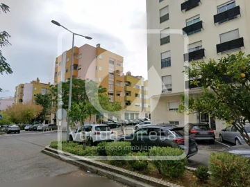 Loja para Venda em Sacavém e Prior Velho