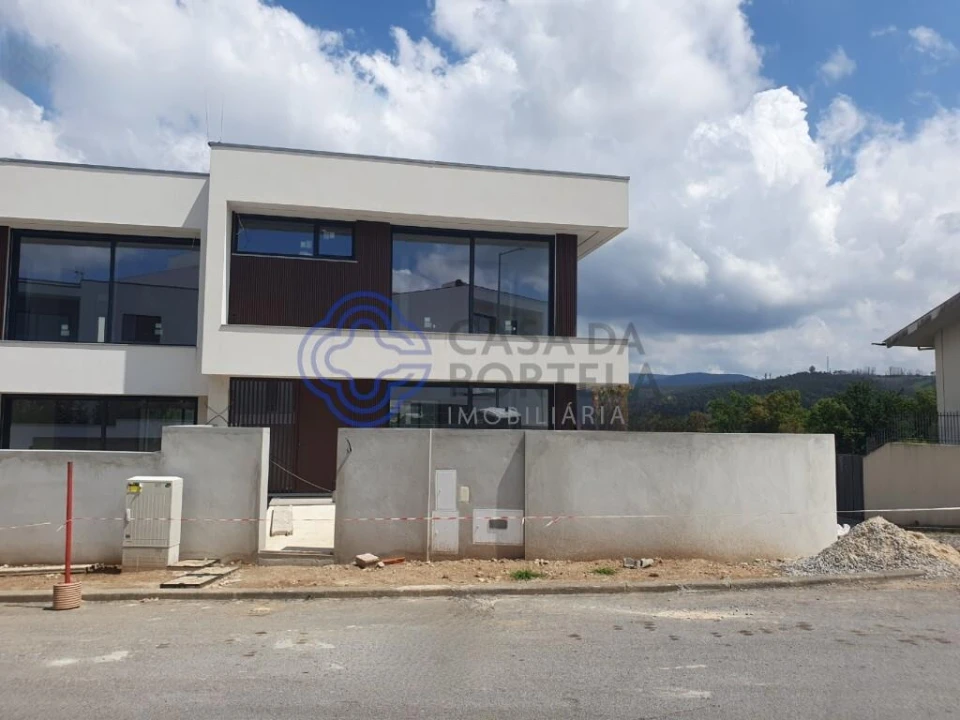 Moradia T3 para Venda em O. Azeméis, Riba-Ul, Ul, Macinhata Seixa, Madail Foto 1