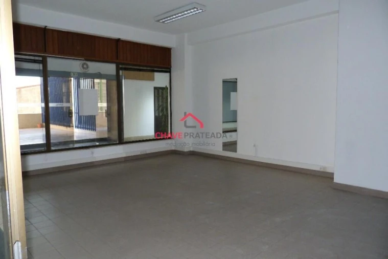 Loja para Arrendamento em Braga (Maximinos, Sé e Cividade) Foto 6