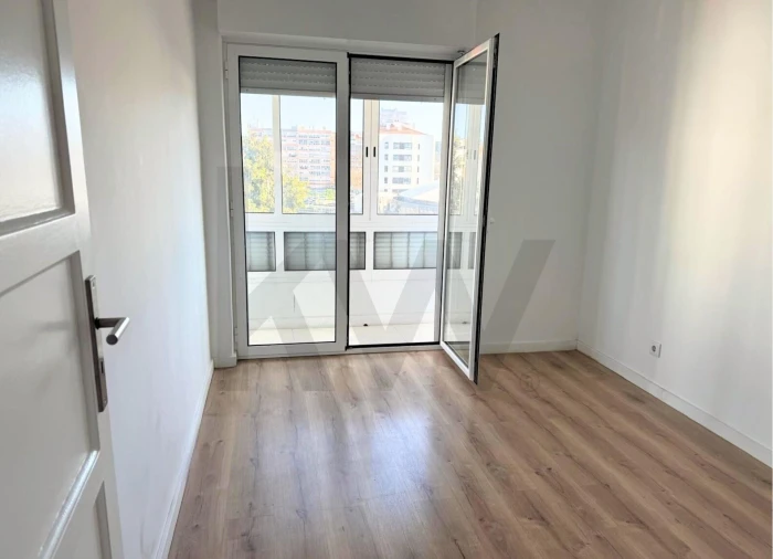 Apartamento T2 para Arrendamento em Benfica Foto 7
